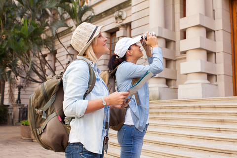 tourists_photographing_building